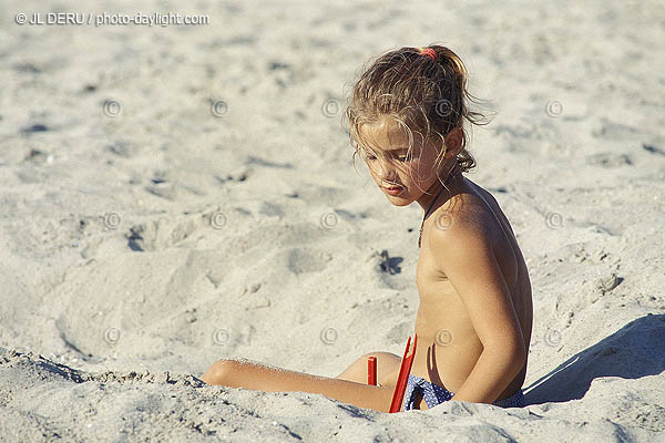 petite fille dans le sable - little girl in the sand
